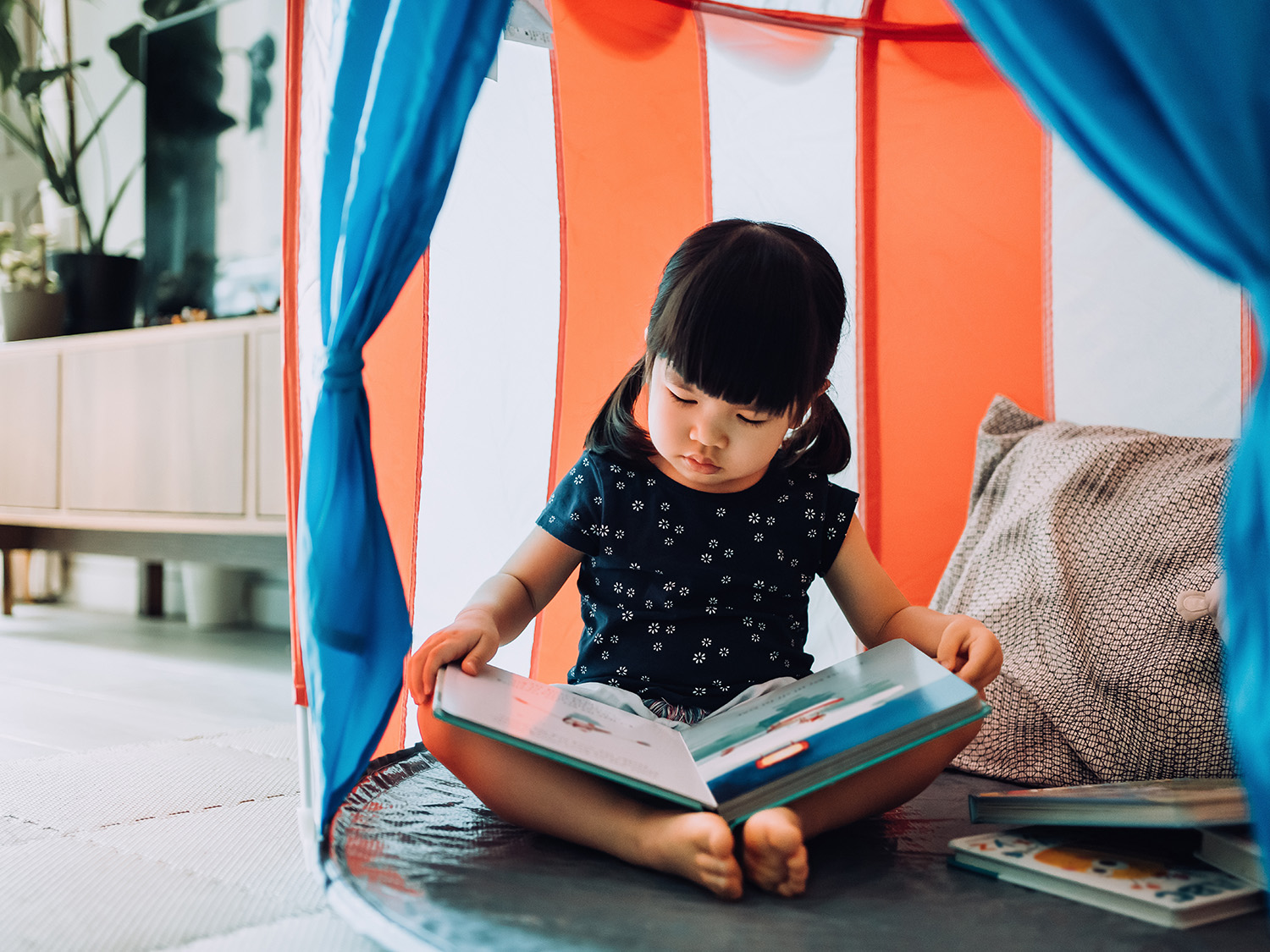Rincón de lectura acogedor para niños