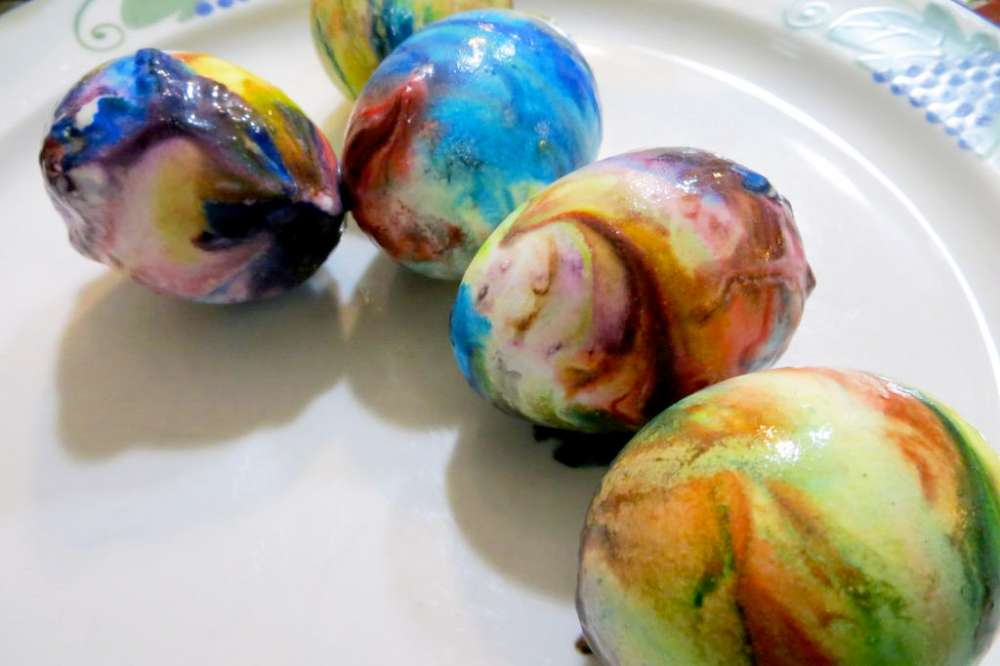 How to Make Marbled Easter Eggs with Your Child