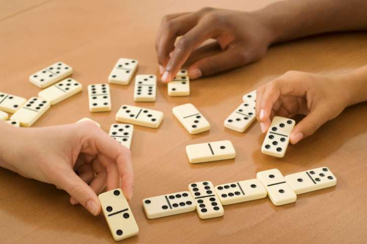 dominoes online game